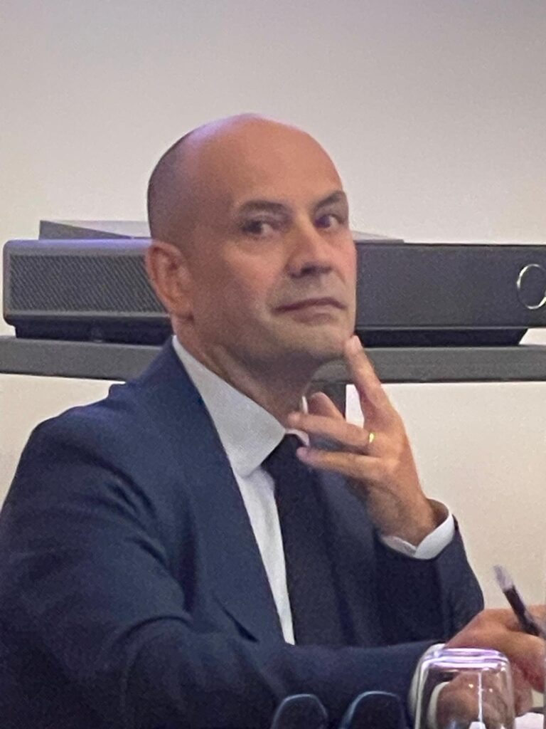 Un partecipante al tavolo dei relatori