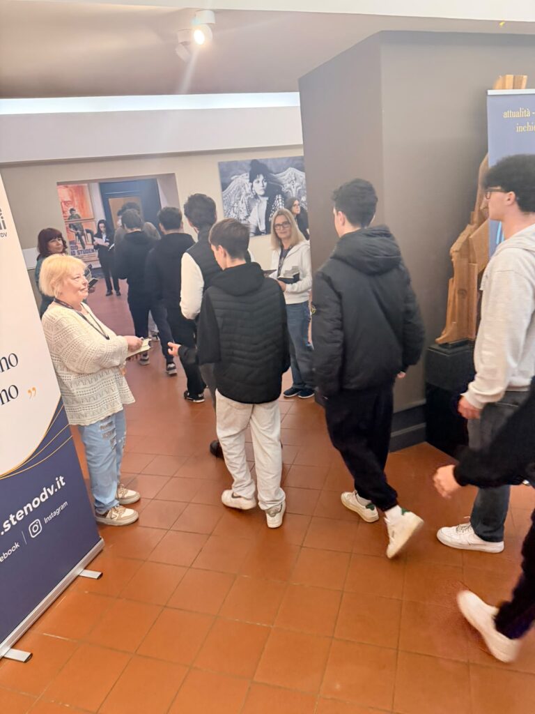 L’accoglienza degli studenti al Teatro Bolognini