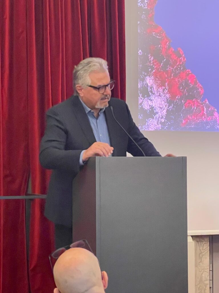 Un intervento dal podio durante il convegno