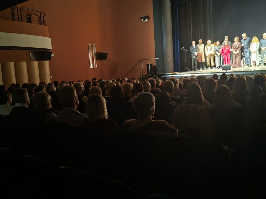 La platea e i saluti sul palco al termine de «Il caso Migliorini»