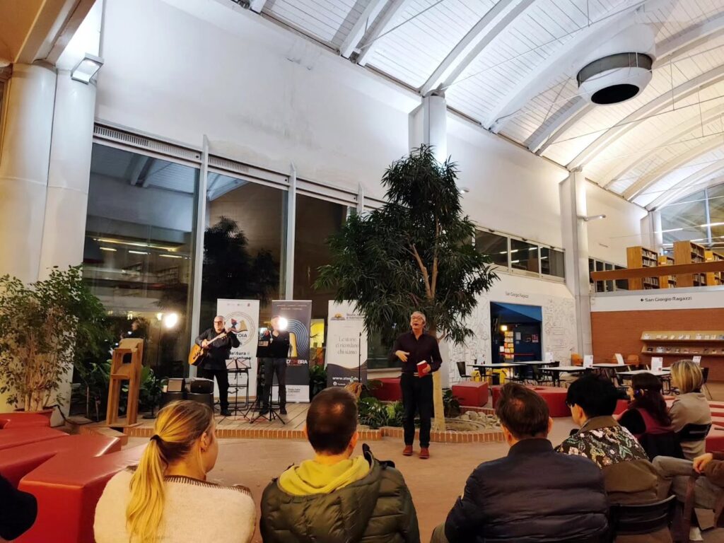Il pubblico e gli interpreti del podcast live La storia di Marta Russo alla Biblioteca San Giorgio, 24 ottobre 2026