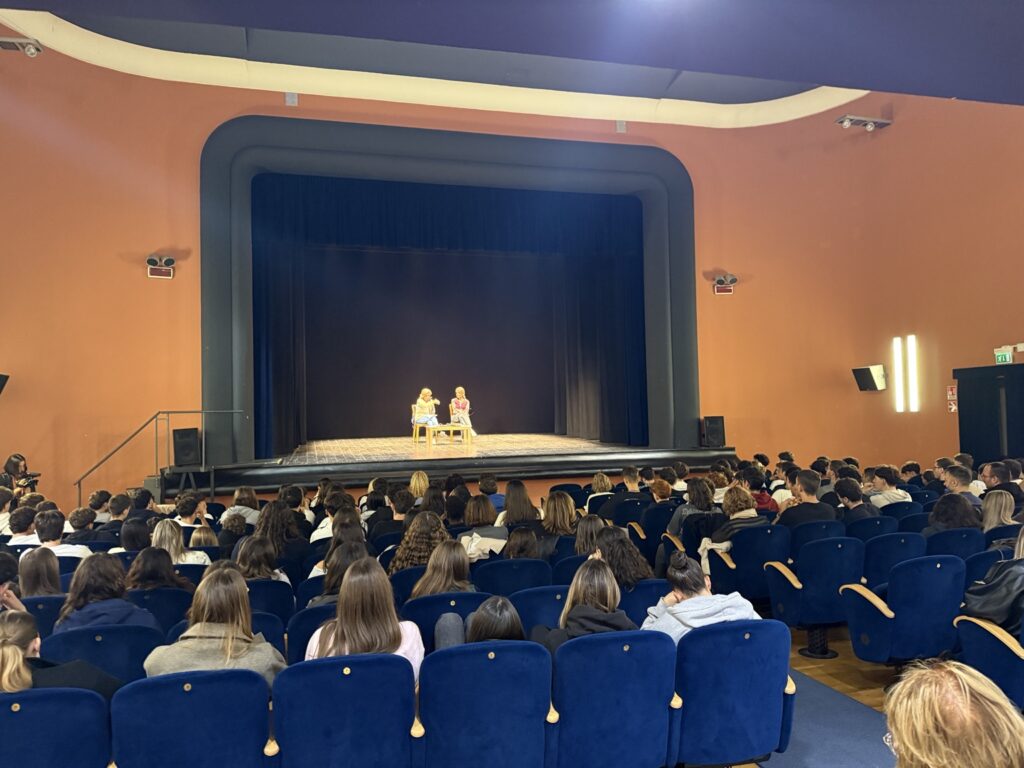 Studenti delle scuole superiori di Pistoia in platea durante l’incontro dedicato a 40 secondi al Teatro Bolognini
