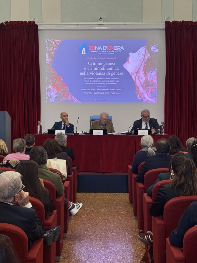 Il tavolo dei relatori e il pubblico durante il convegno
