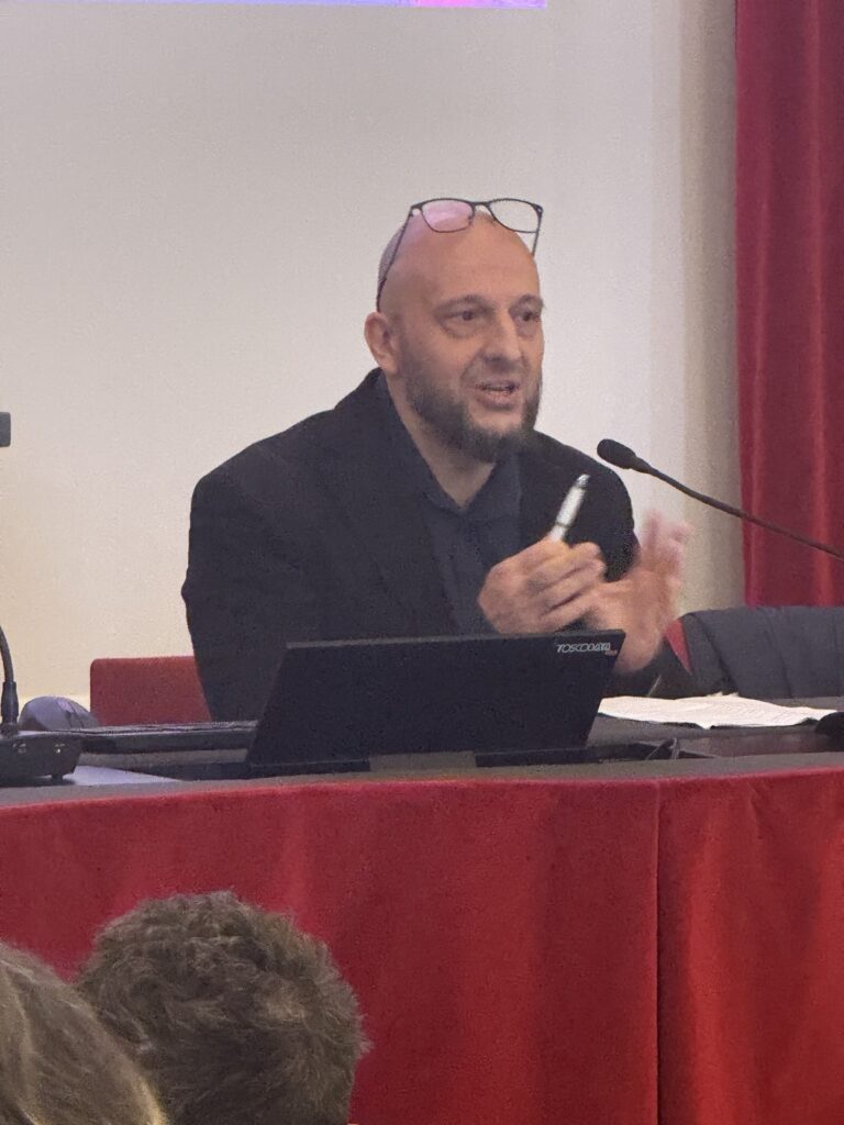 Un relatore durante il proprio intervento