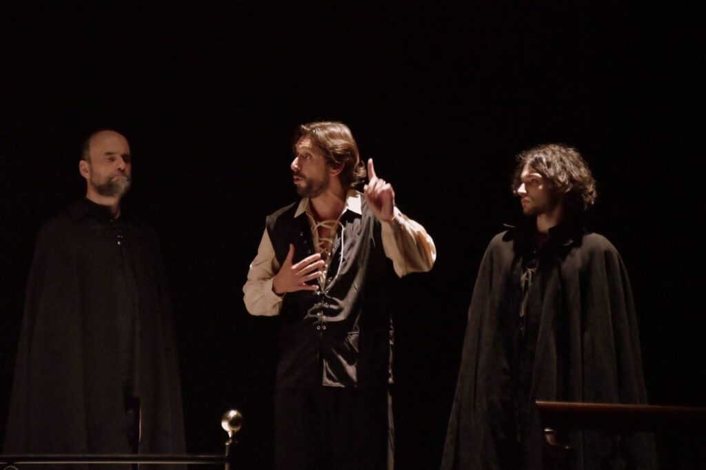 Tre interpreti in scena durante «Il caso Migliorini»