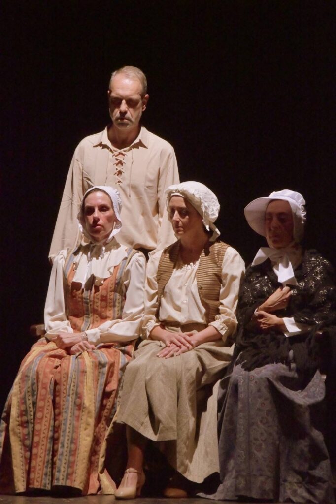 Gli interpreti in costume in una scena corale de «Il caso Migliorini»