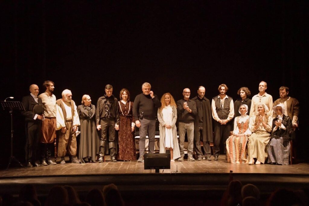 Il cast de «Il caso Migliorini» durante i saluti al Teatro Bolognini