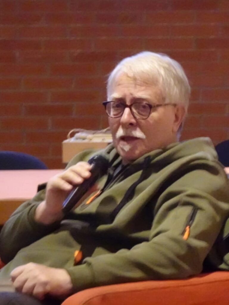 Un intervento al microfono nel panel Le vittime senza voce
