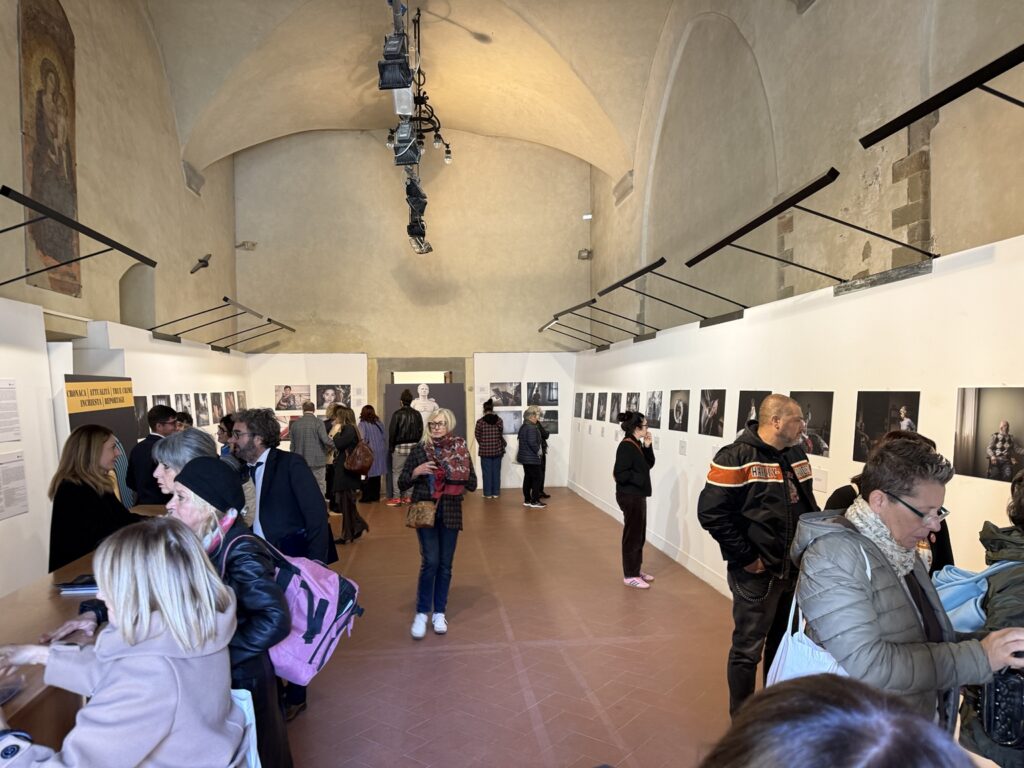 Il pubblico all’inaugurazione della mostra di Stefania Prandi nelle Sale Affrescate