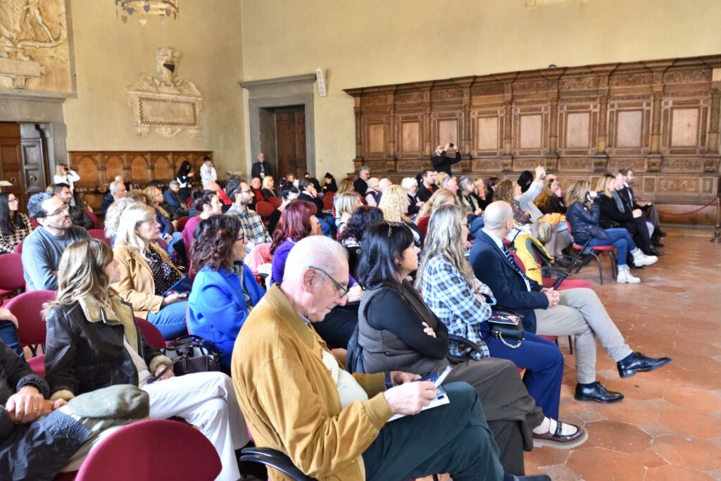 Il pubblico nella Sala Maggiore del Palazzo comunale di Pistoia