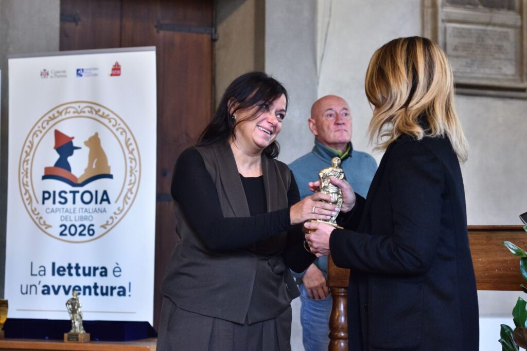 Donatella Giovannetti consegna il Premio Grandonio a Stefania Prandi