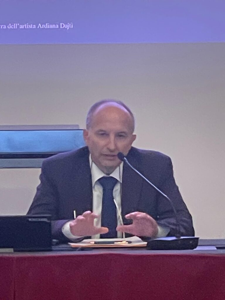 Un relatore interviene al microfono