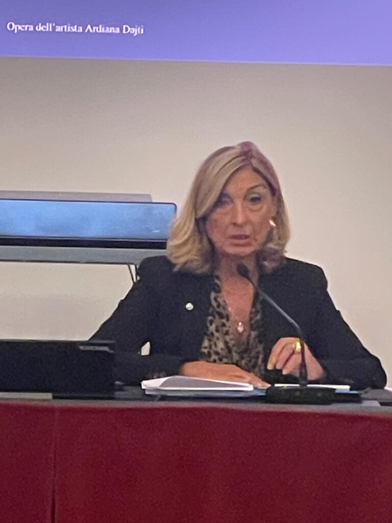 Una relatrice al microfono durante il convegno